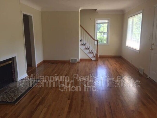 Building Photo - 113 Dennison St