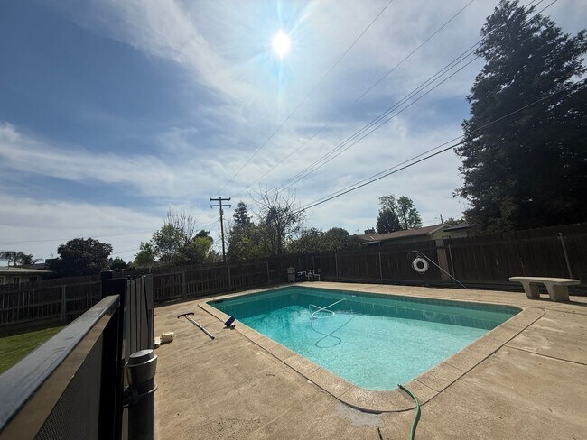 Building Photo - 3 bedrooms, 2-bathroom home with pool in Visalia, CA!