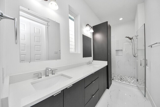 Building Photo - 5402 Margarita St