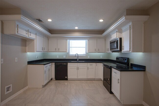 Building Photo - 16042 Bear Hill Dr