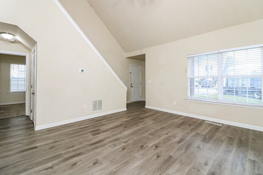 Building Photo - 67 Middlebrook Dr