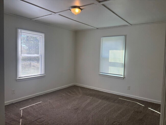 Building Photo - 2 Bed, 1 Bath home located in Greensboro!