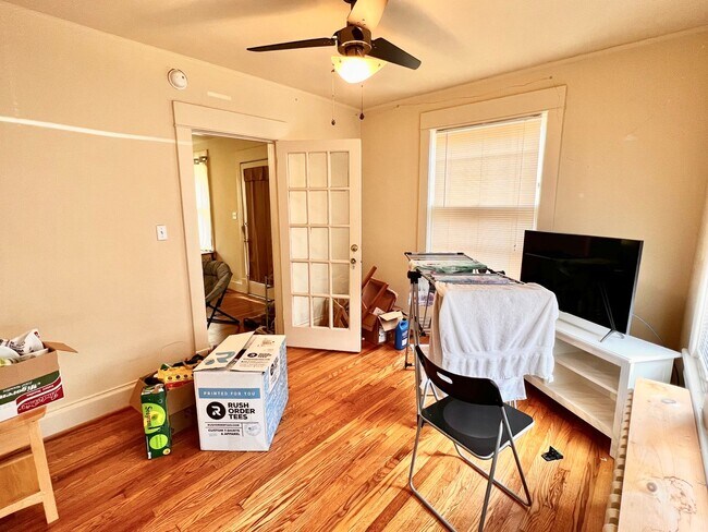 Building Photo - Charming 1920's Single family home near Scott Stadium & UVA for Rent