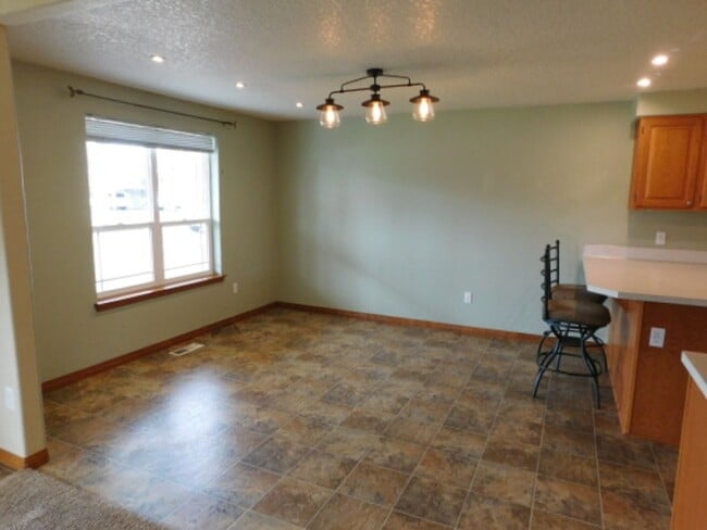 Building Photo - 2Bd/1.5Ba Single Story House - Available to View!
