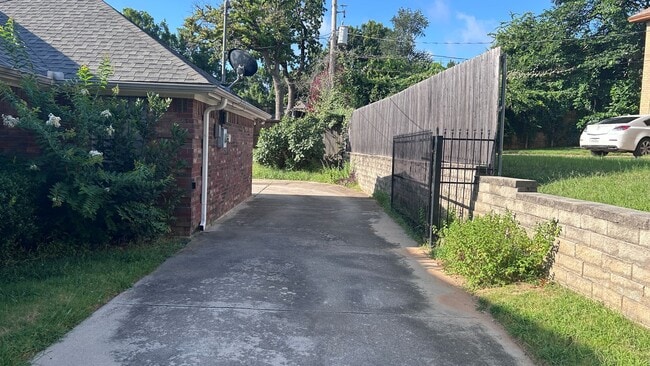 Building Photo - 1020 Baldwin Dr
