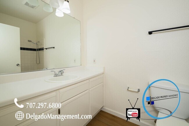 Building Photo - Glen Cove! Large one bedroom condo