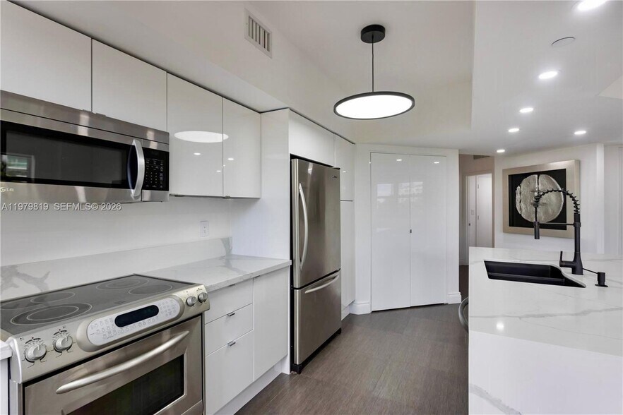 Building Photo - 19900 E Country Club Dr