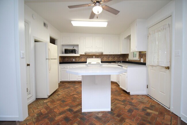 Building Photo - 3BR Home Near Belvedere Park with Bonus Flex Space, Garage & Convenient Access to Shopping, Schoo...