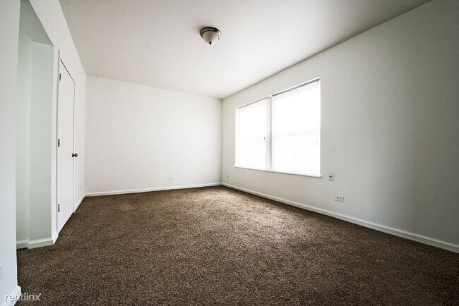 Building Photo - 1 br, 1 bath Apartment - 720 E 82nd St