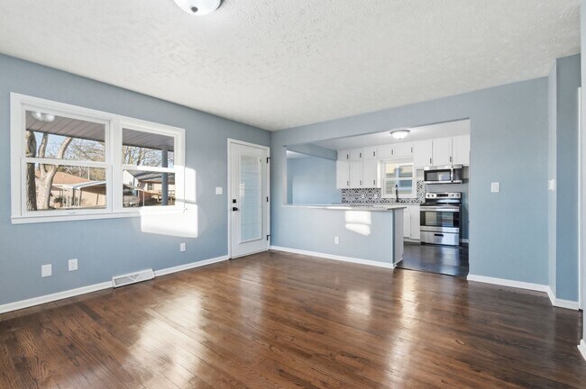 Building Photo - Fully remodeled 4 bed charmer