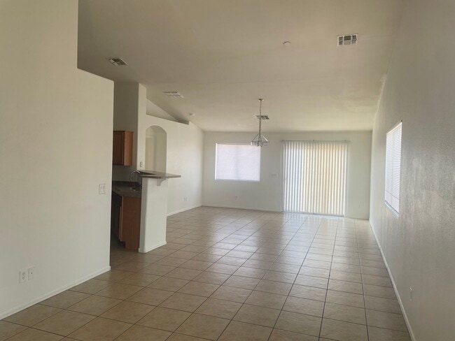 Building Photo - Fresh paint 3 Bedroom, 2 baths very low maintenance home