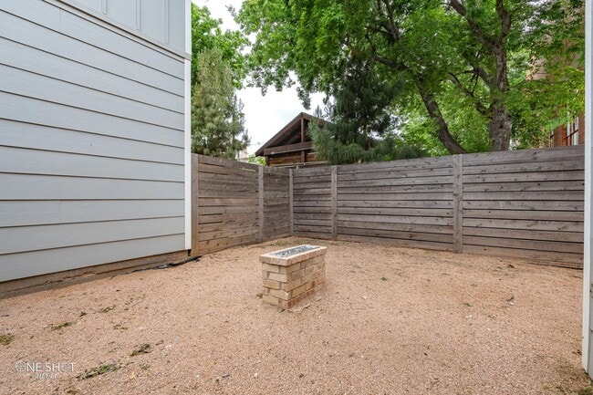 Building Photo - 220 Pecan St