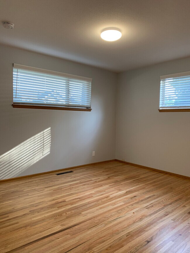 Building Photo - Beautiful 4 Bedroom 1.5 Bath Rambler in Parkland!!!