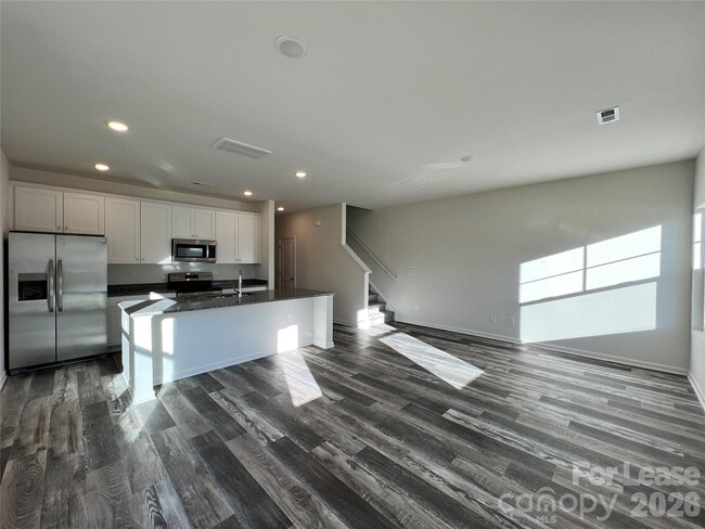 Building Photo - 574 N Broad St