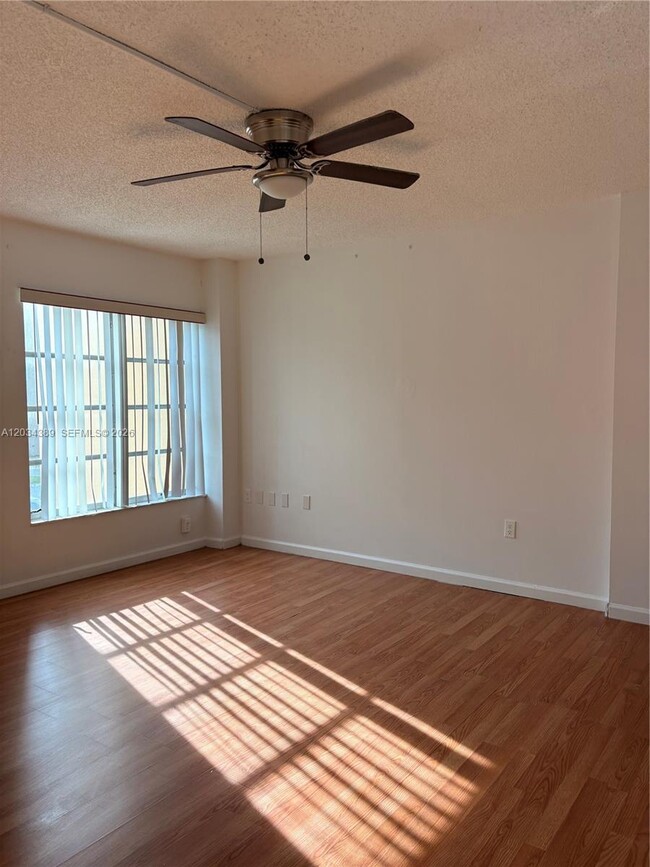 Building Photo - 4154 Inverrary Dr
