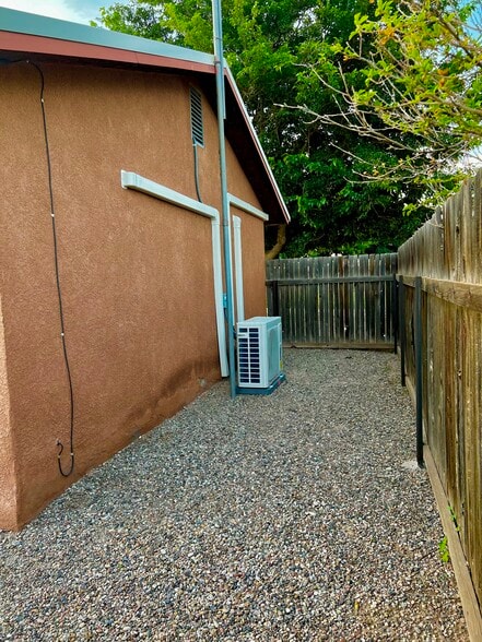 Building Photo - 3058 Tenorio Dr