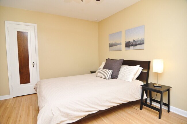 Building Photo - Spacious 3-Bed Duplex with Garage and 2 bathrooms in Minneapolis!