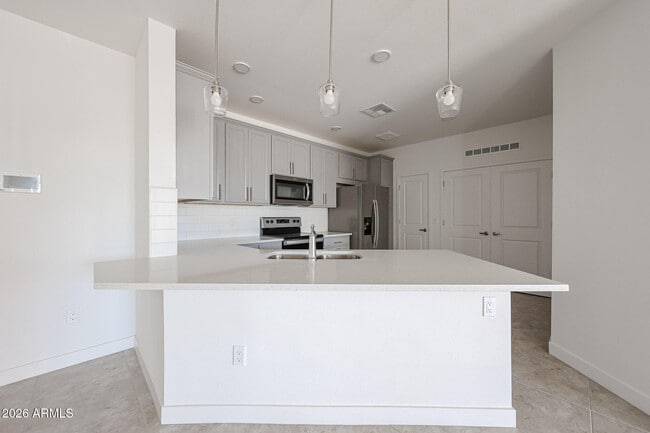 Building Photo - 2511 W Queen Creek Rd