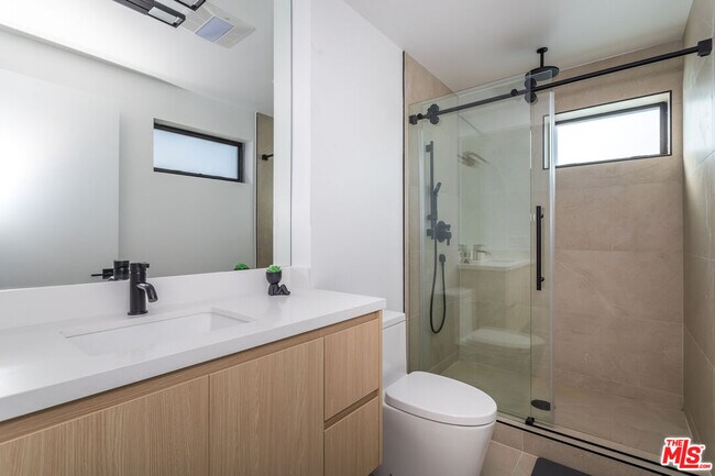 Building Photo - 1318 1/2 N Vista St