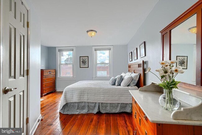 Building Photo - 1806 Bank St