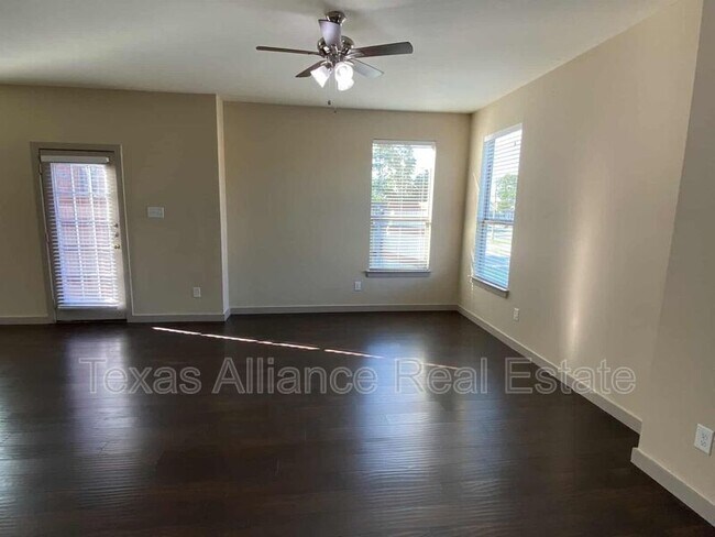 Building Photo - 3621 Valley Vista Dr