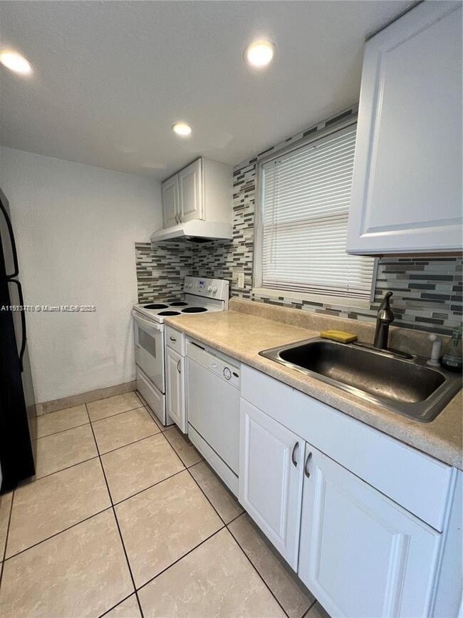 Building Photo - 7125 Bay Dr