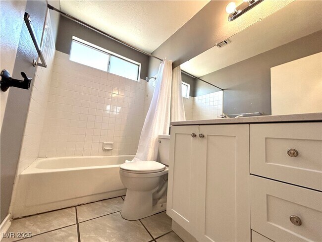 Building Photo - 425 Pemberry Cir