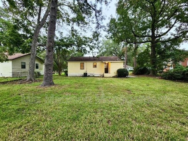 Building Photo - 105 Evora St