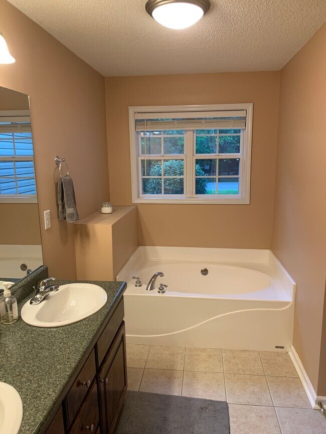 Building Photo - Charming Cherokee Mills Home!