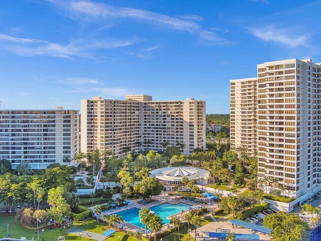 Building Photo - 2500 Parkview Dr