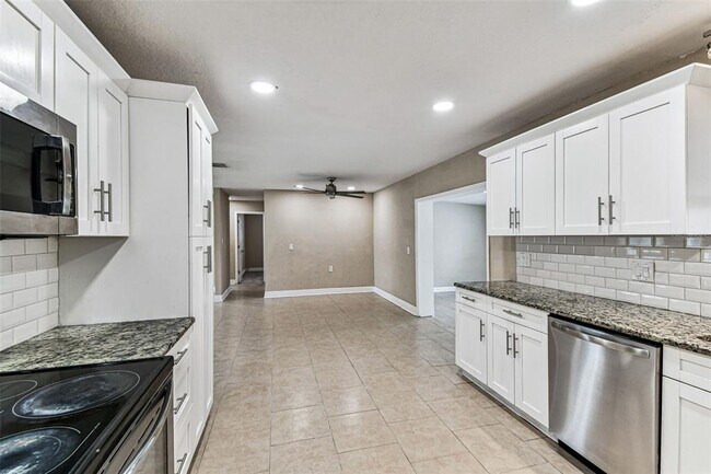 Building Photo - 2580 Granada Cir W