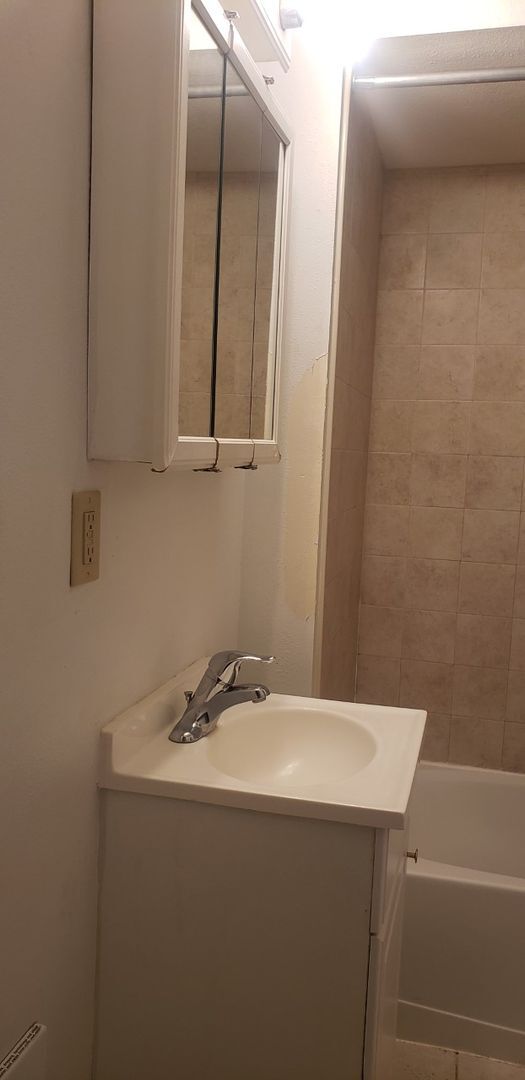 Building Photo - 2 bedroom 1 bath lower unit-Cheney Available for a September 10th Move In!!