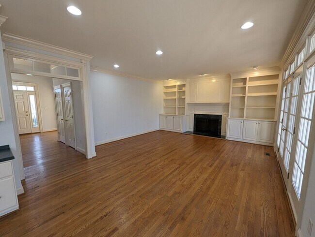Building Photo - 325 Yorkshire Dr