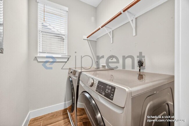 Building Photo - 1511 E Sandalwood Ln