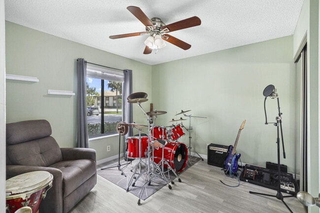 Building Photo - 2025 SW Silver Pine Way