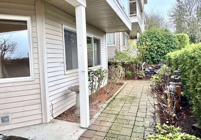 Building Photo - In town Kingston, walking distance to the Seattle and Edmonds ferry, main floor condo