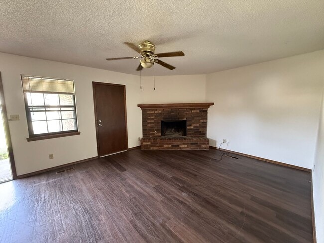 Building Photo - 3 Bed Duplex Living Room and Fireplace