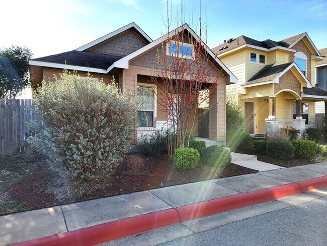 Building Photo - **Gorgeous 3 Bedroom 2 Bathroom Home in Au...