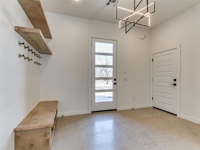 Building Photo - 605 N Idaho Ave