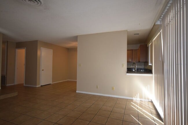 Building Photo - Cozy single story condo close to the commu...
