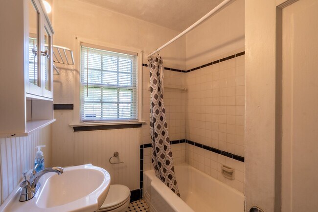 Building Photo - 2 Bed 1 Bath With Bonus Room in Tulsa