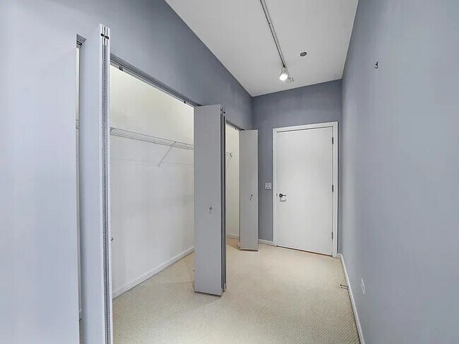 Building Photo - 860 W Blackhawk St