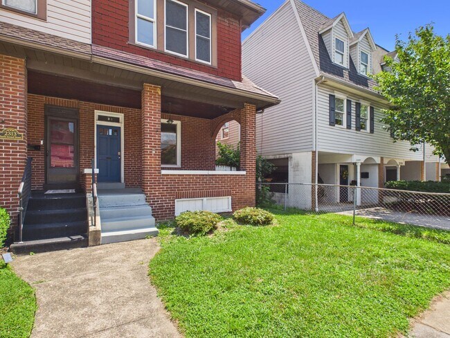 Building Photo - Large 3 Bedroom on 2nd St