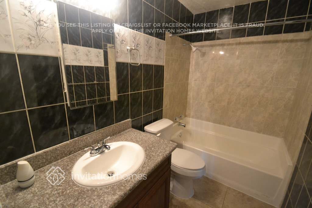 Building Photo - 6116 W Claremont St