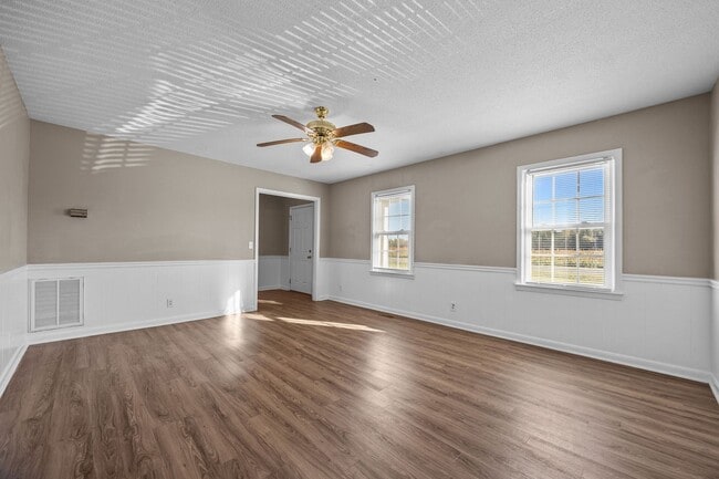 Building Photo - Lovely 3 bed 2 bath home located in Lillin...
