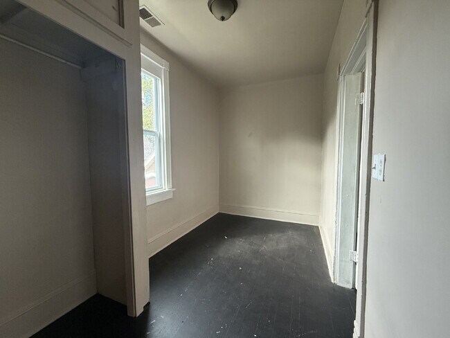 Building Photo - An affordable 2-bedroom, 1-bath unit available now!
