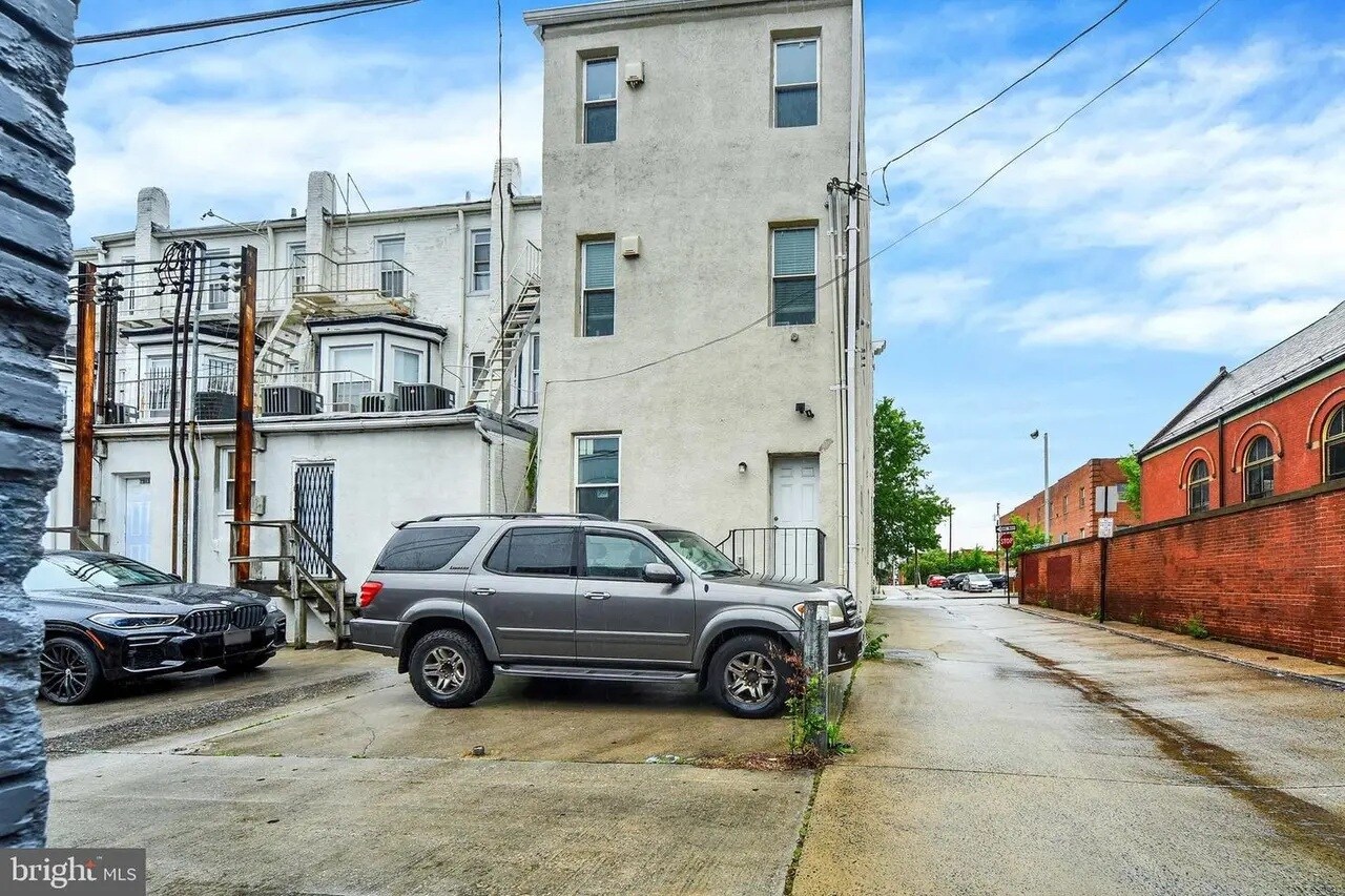 Building Photo - 2517 Saint Paul St