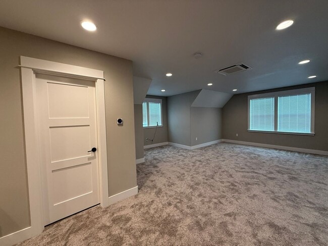 Building Photo - Elegant and Luxurious Cottage Grove Home