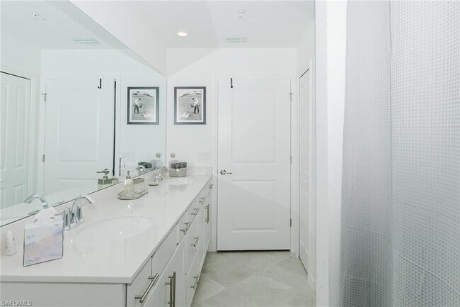 Building Photo - 15375 Green Acres Avenue Unit 2211