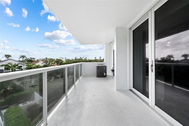Building Photo - 2715 N Ocean Blvd